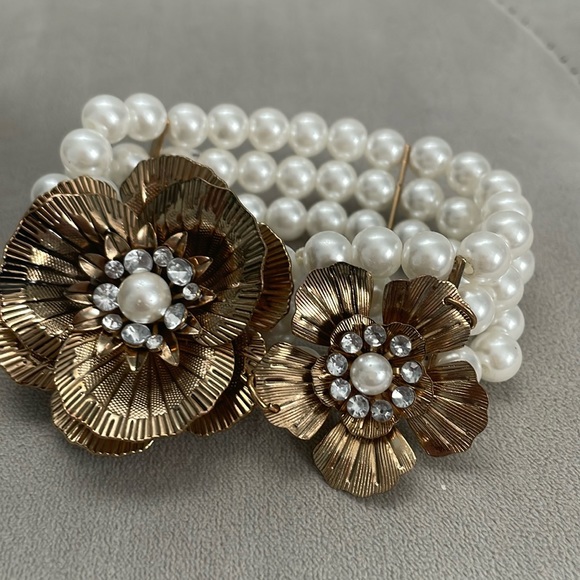 Unique Vintage Jewelry - Chunky pearl Vintage Gold Tone Flower Bracelet with Rhinestones Stretchy 6”